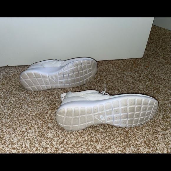Nike woman’s size 8.5 - Picture 2 of 2